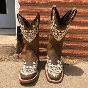 NWT Floral Embroidered Cowgirl Boots